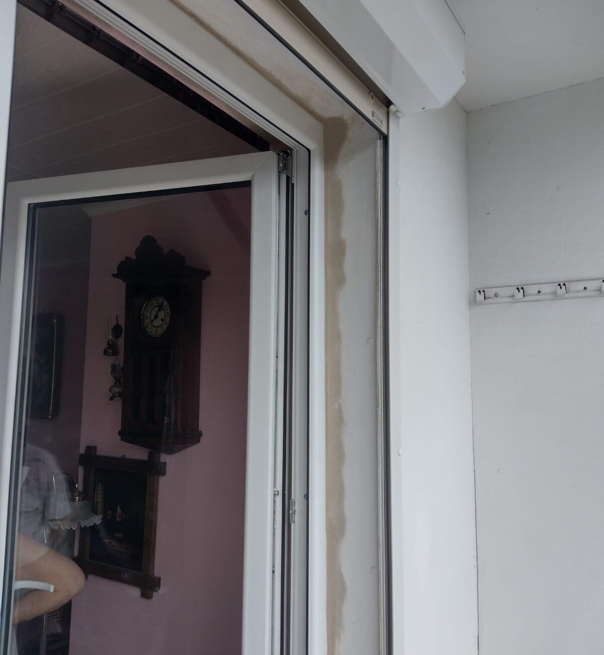 Otwarte białe drzwi balkonowe Drutex IGLO 5 z roletą zewnętrzną - Czeladź
