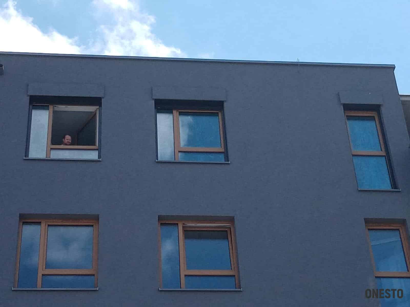 Rolety na 4 piętrze (czwartym) bloku, montaż w zabudowie na wykońćzonej elewacji