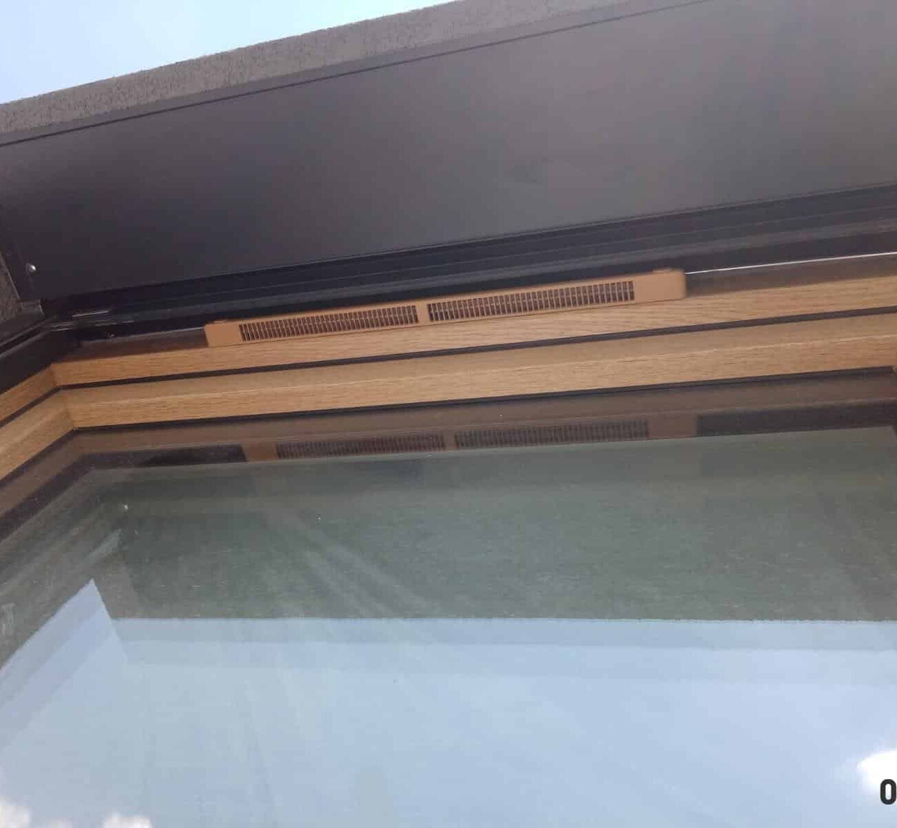 Nawiewnik pomiędzy oknem a roletą zewnętrzną z prowadnicami dystansowymi - montaż ONESTO