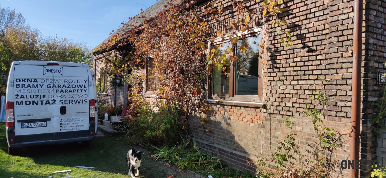 Widok budynku z wymienionymi oknami - ONESTO